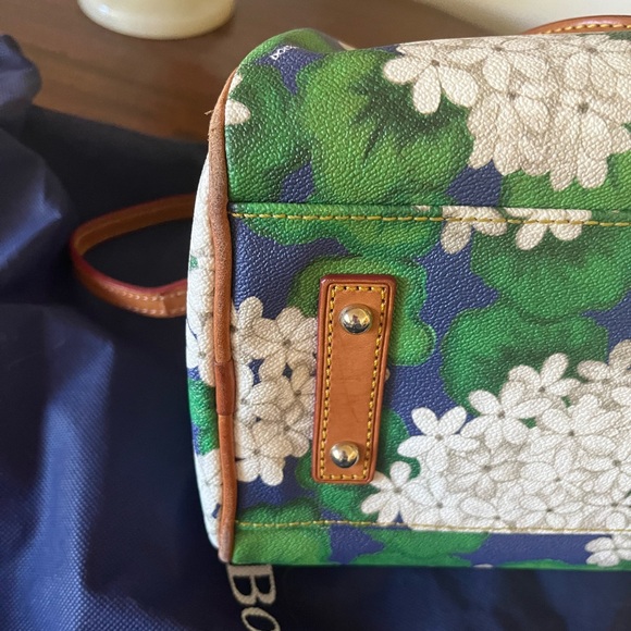Dooney & Bouke coated Cotton floral printed Satchel in pre-owned condition. - Picture 4 of 12
